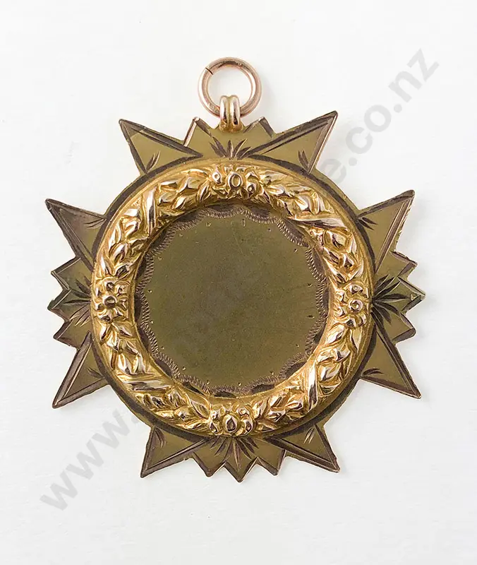 9ct Embossed Wreath Medallion Image 1++