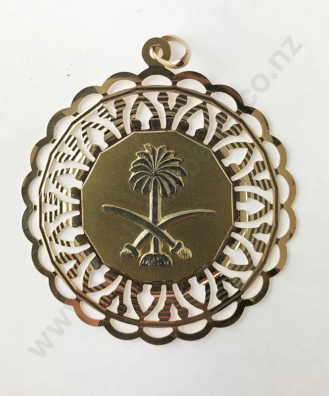 18ct Large Fancy Medallion Image 1++
