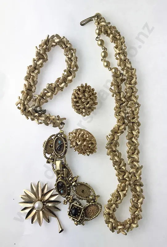 Vintage Trifari Suite of necklace Image 1++