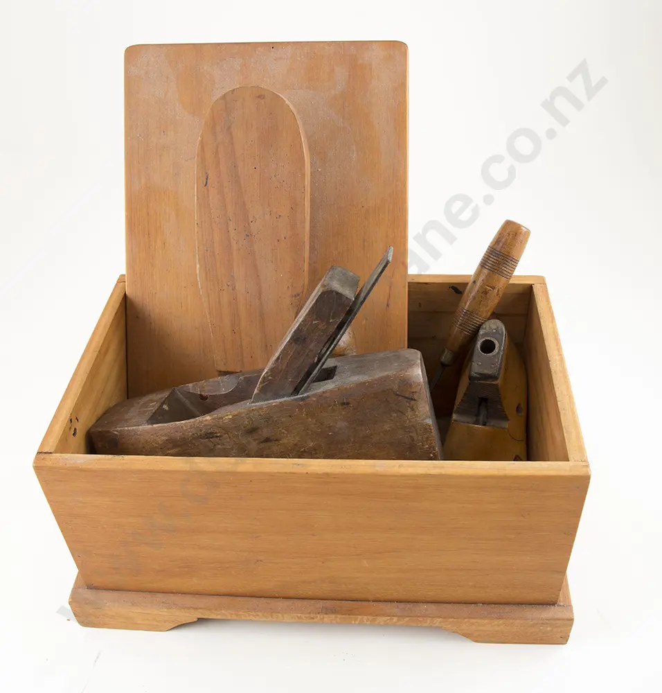 Kauri Shoe Shine Box, pair shoe lasts and tools Image 1++