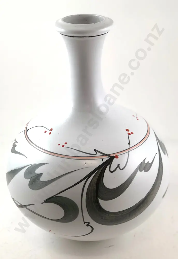 NZ Studio Ceramic Bulbous Mantel Vase Image 1++