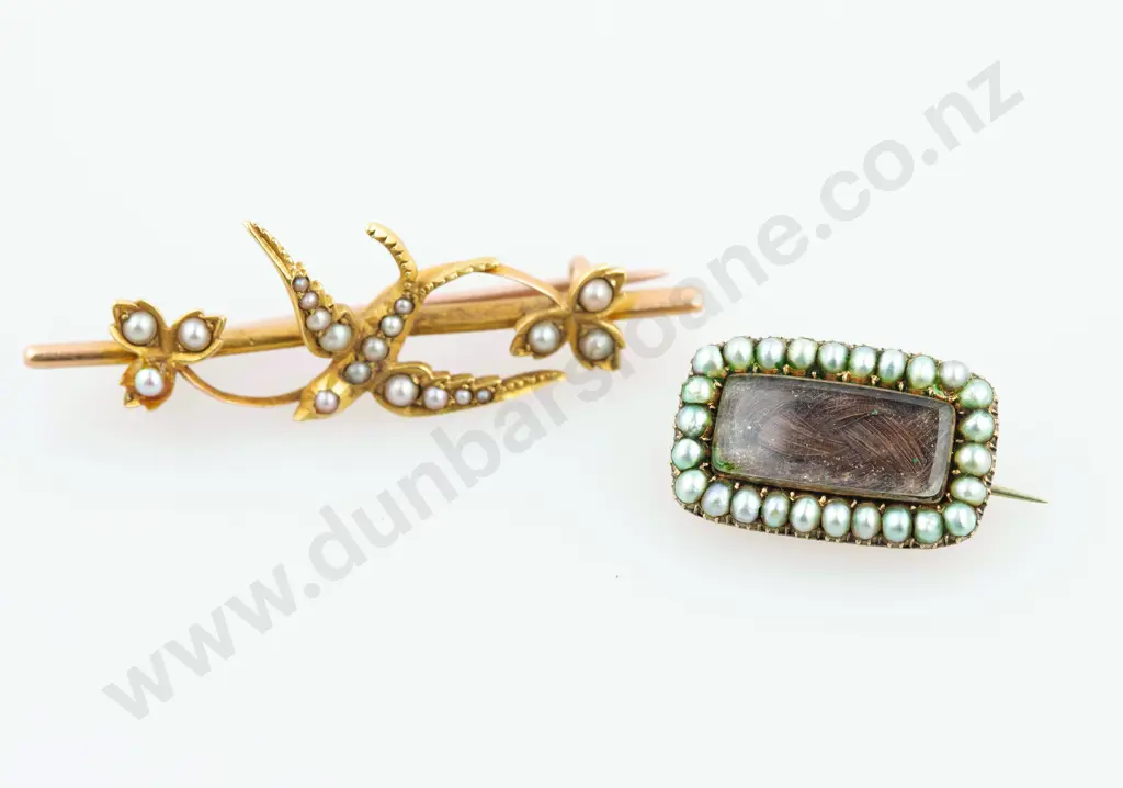 Vict 15ct Bar Brooch & 9ct Memorial Brooch Image 1++