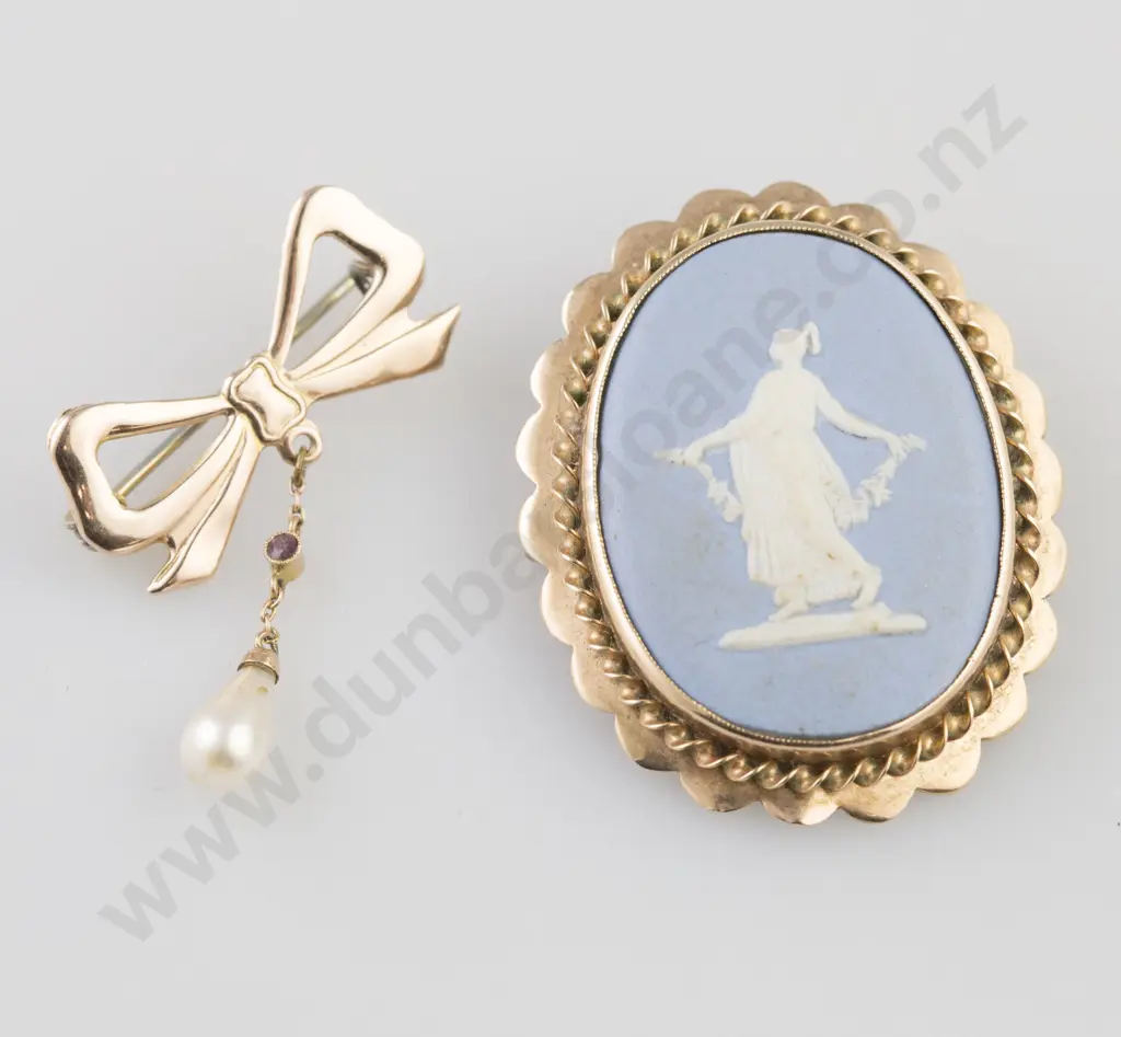 9ct Framed Wedgwood Jasper Brooch and Bow Brooch Image 1++