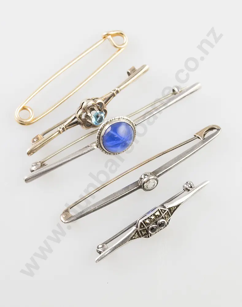 9ct Topaz Bar Brooch, Pin Brooch and two bar brooches Image 1++