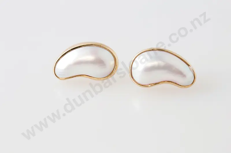 Pair 9ct Mabe Pearl Stud Earrings Image 1++