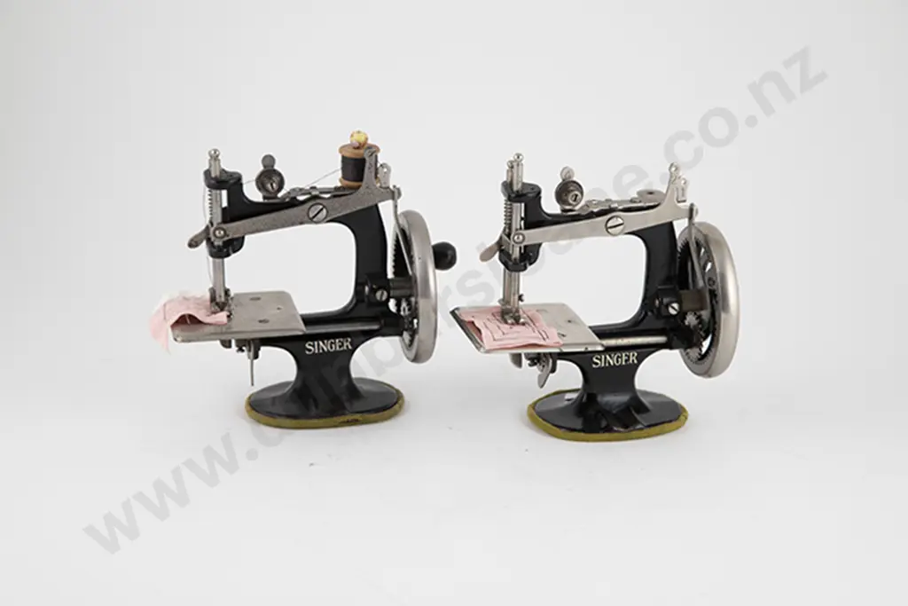 Miniature Singer Cast Iron No 20 Sewing Machine, Manual & Clamp Image 1++