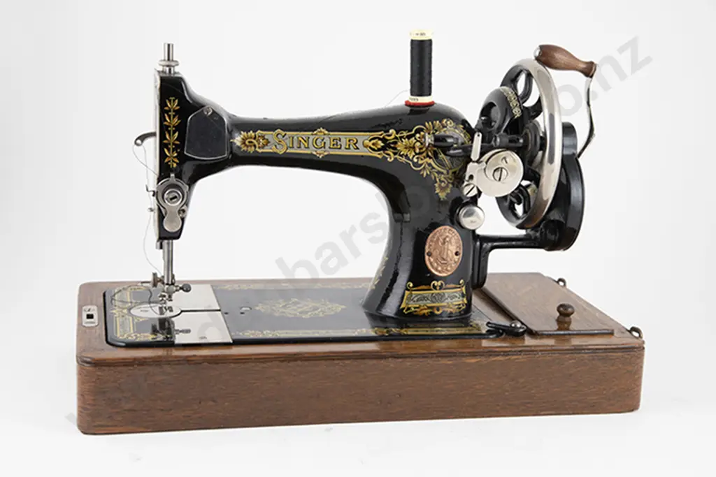 Vintage Singer Sewing Machine in domed oak case Image 1++