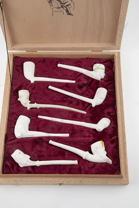 Cased Display Of Eight Clay Pipes Image 1++