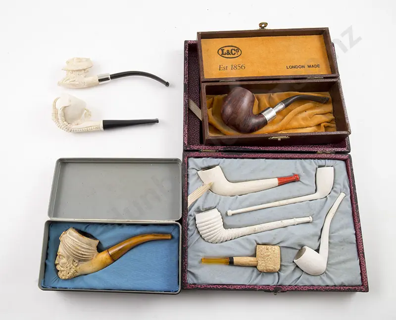Cased Display Of Five clay Pipes, Wooden Pipe & Three Meerschaum Image 1++