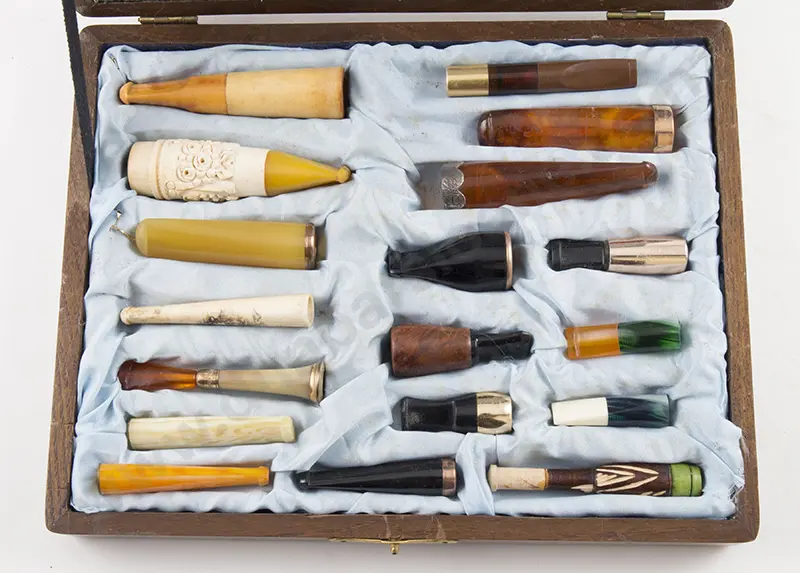 Cased Display Of 18 Cigarette/Cheroot Holders Image 1++