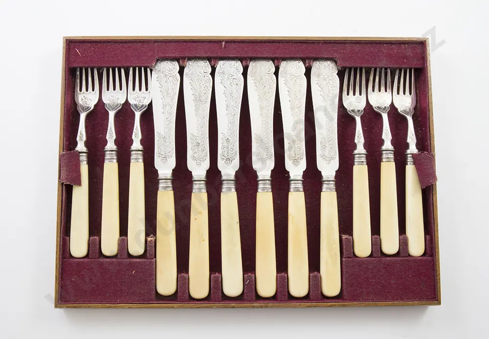 Oak Canteen Of Fish Knives & Forks Image 1++