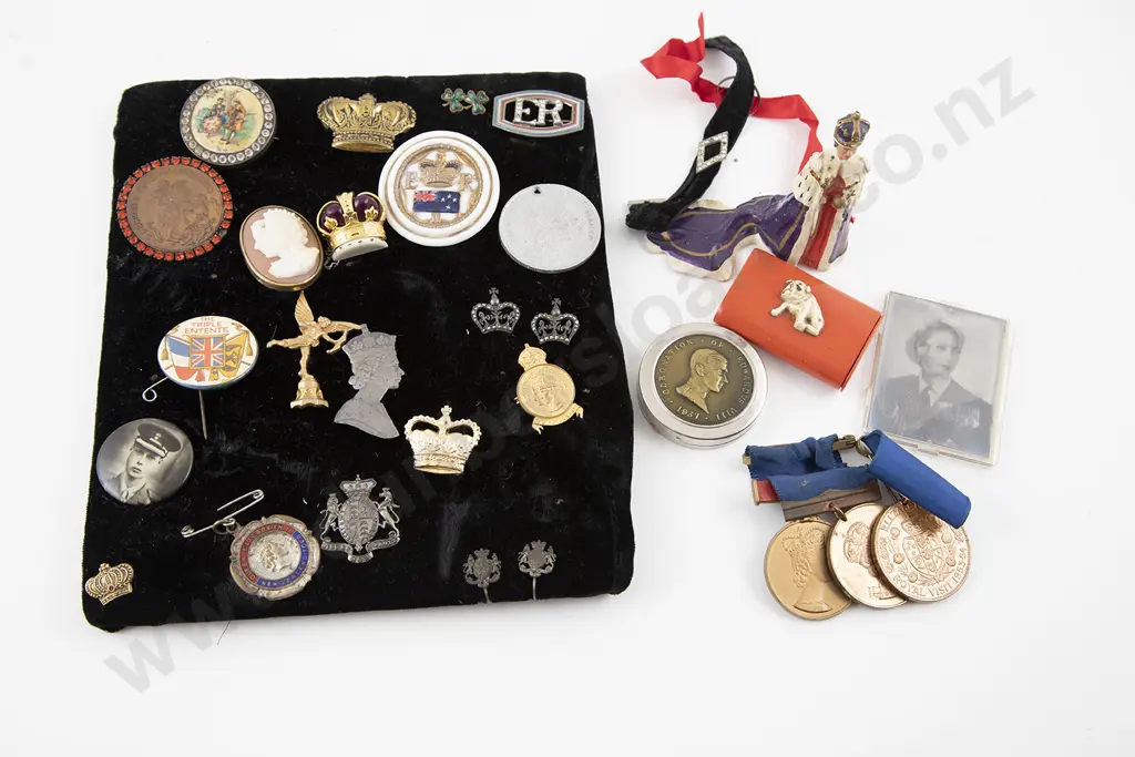 Display Of Small Royal Family Memorabilia & Collectables Image 1++