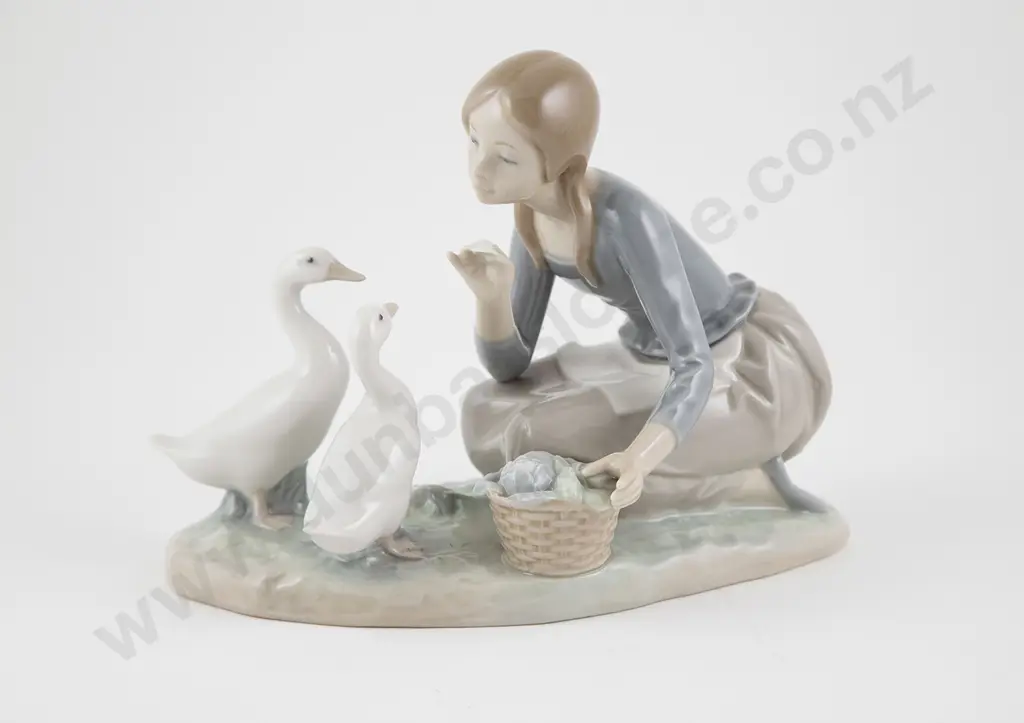 Lladro Figure Girl Feeding Geese Image 1++