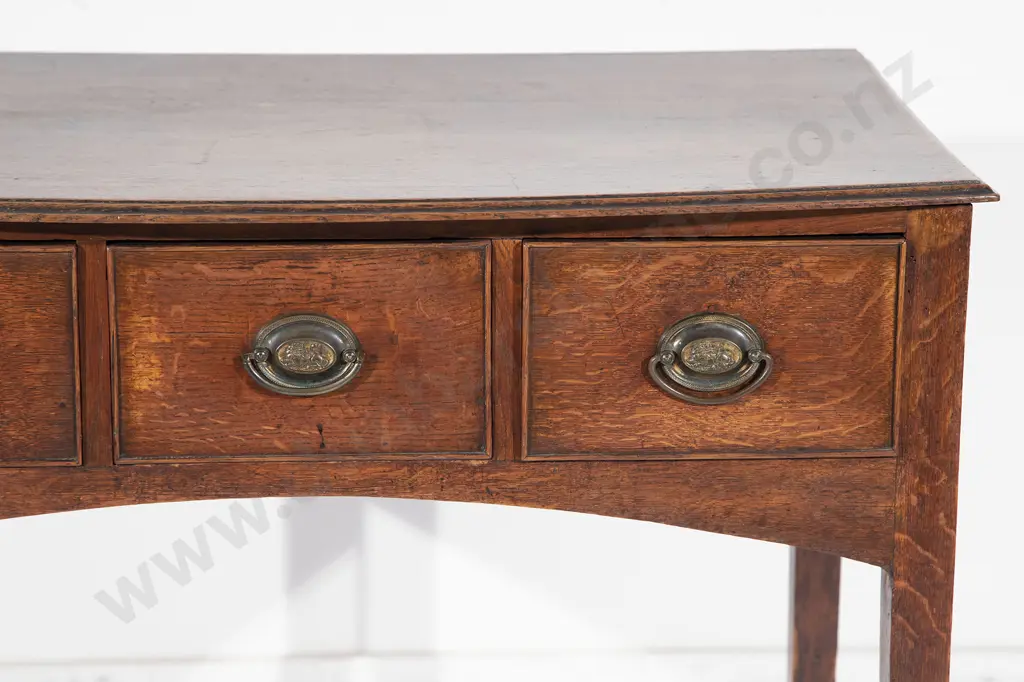 Geo III Oak Bow Front Side Table Image 1++