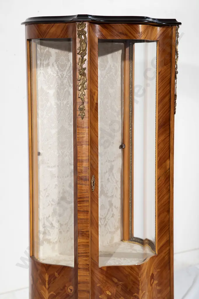 Italian Small Proportion Serpentine Vitrine Image 1++