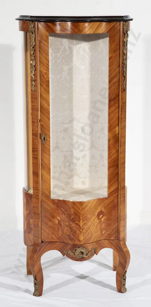 Italian Small Proportion Serpentine Vitrine Image 1++