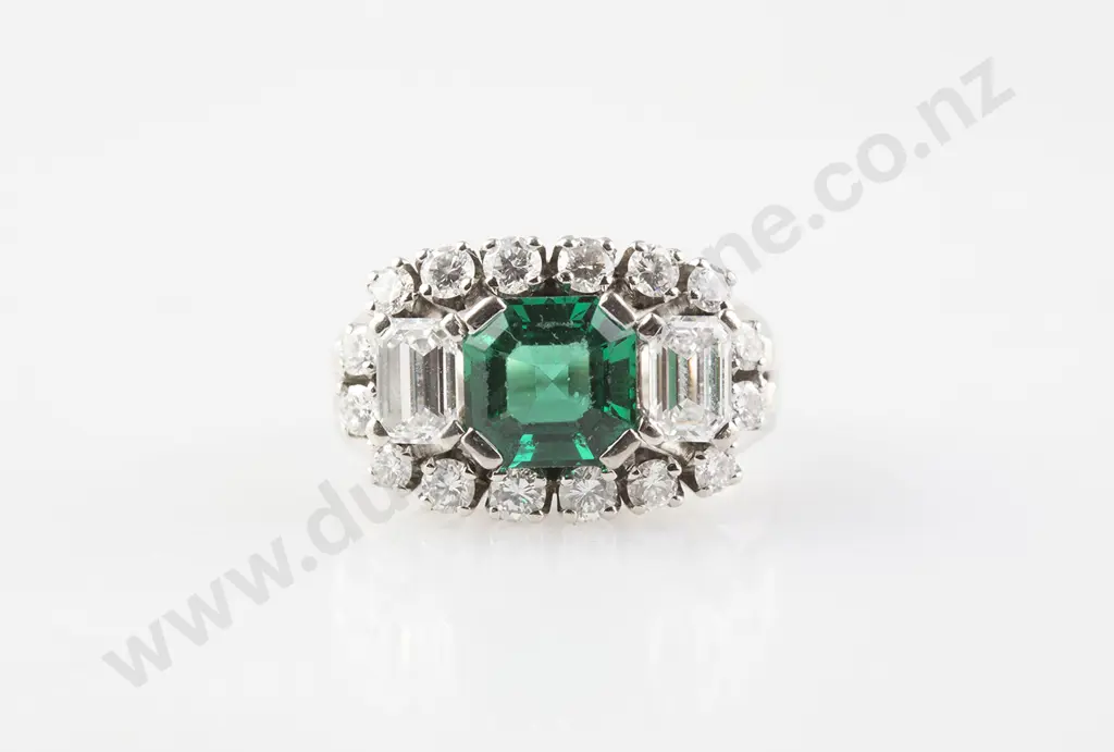 18ct White Gold 15stone Emerald & Diamond Cluster Ring Image 1++