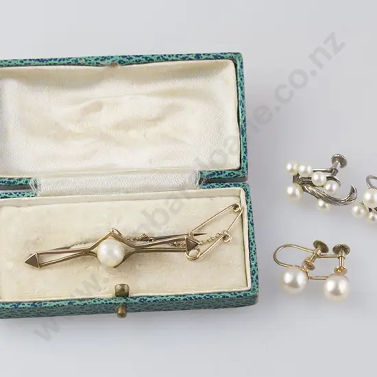 9ct Cultured Pearl Bar Brooch with 9ct single pearl earrings and s/s cluster pearl earrings