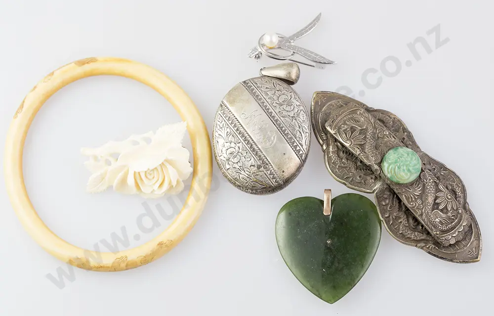 Victorian S/S Photo Locket with greenstone heart pendant Image 1++