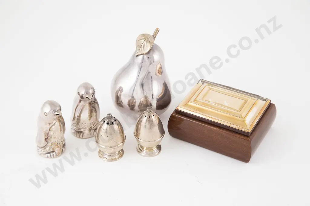 Pair Novelty S/S Penguin Form Pepperettes Image 1++