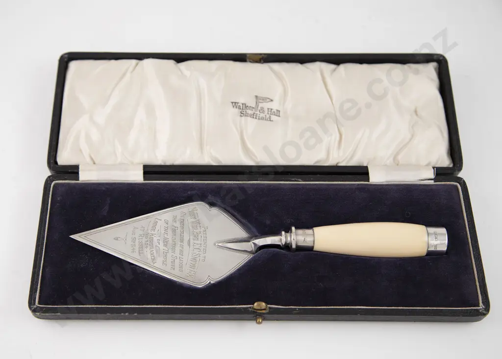 Cased Walker & Hall S/P Presentation Trowel Image 1++