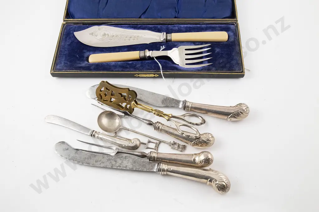 Small Group Mixed Flatware Image 1++