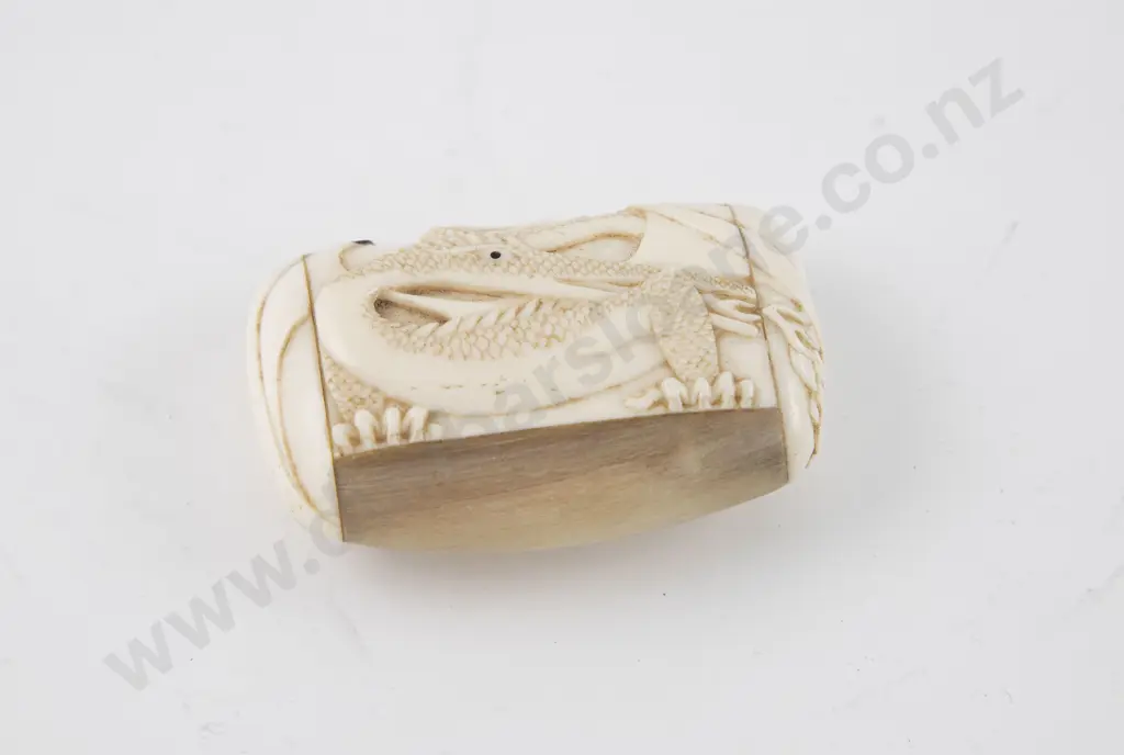 Owen Mapp Carved Bone & Horn Snuff Box Image 1++