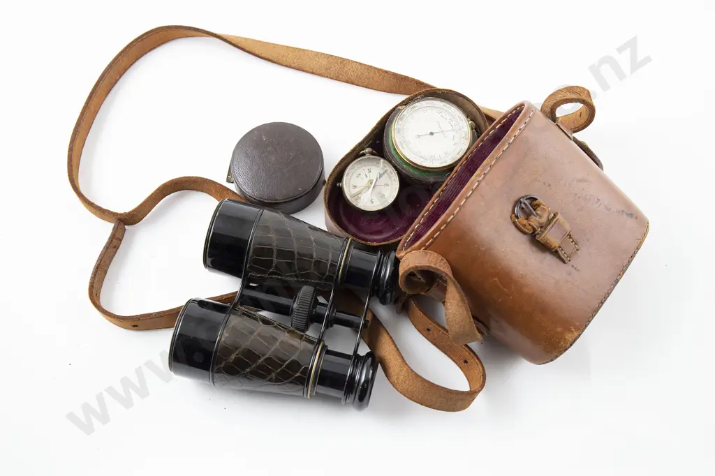 Vict Pocket Barometer & Case Image 1++
