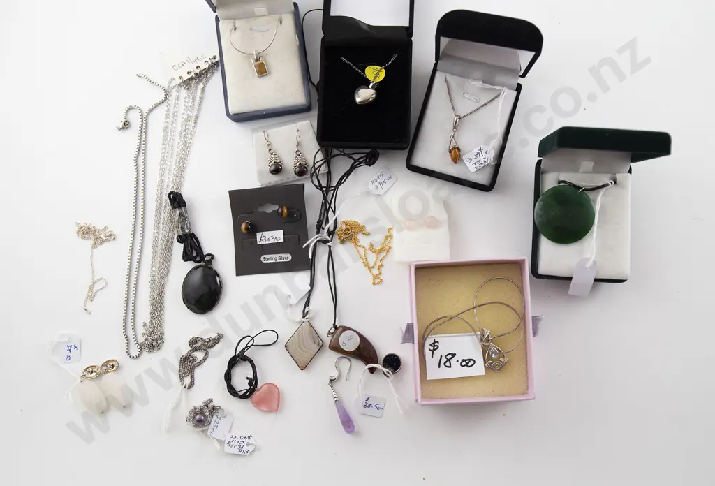 Assorted Silver Mounted and other Jewellery Image 1++