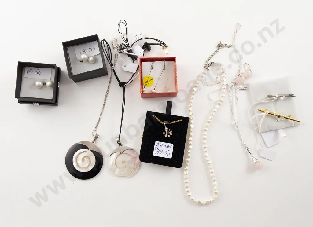 Various Pearl and other Jewellery Image 1++