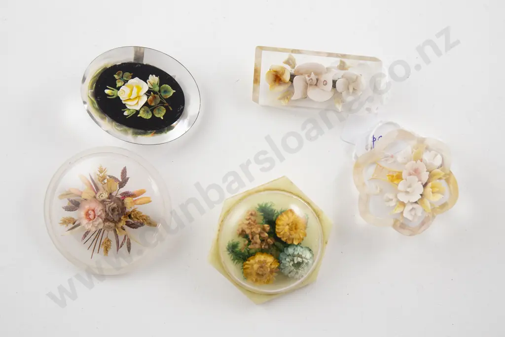 Five Vintage Lucite Flower Brooches Image 1++