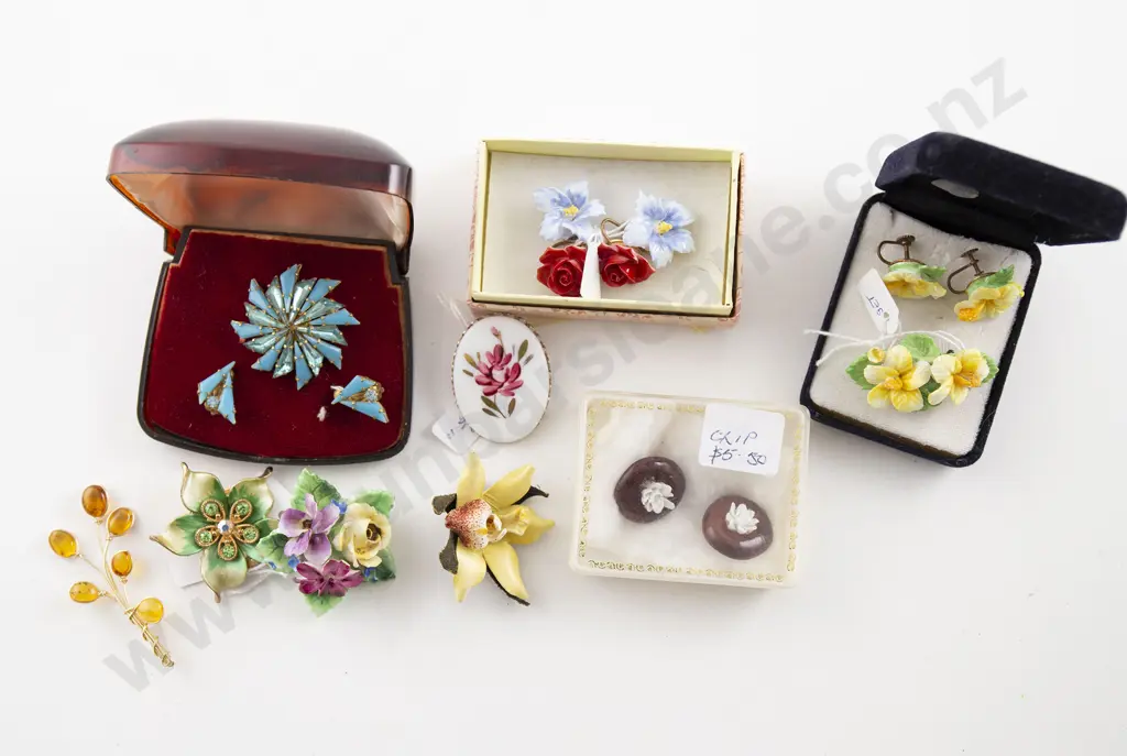 Collection of Vintage Costume Jewellery Image 1++