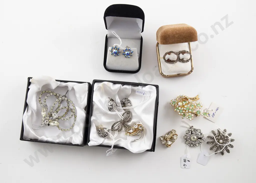 Collection of Vintage Diamante and Marcasite Jewellery Image 1++