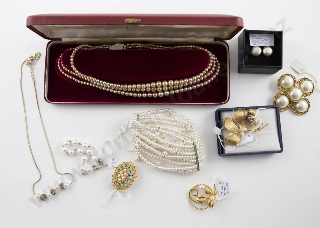 Collection of Vintage Imitation Pearl Jewellery Image 1++
