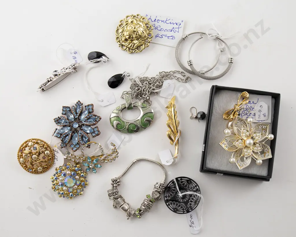 Collection of Various Modern Costume Jewellery Image 1++