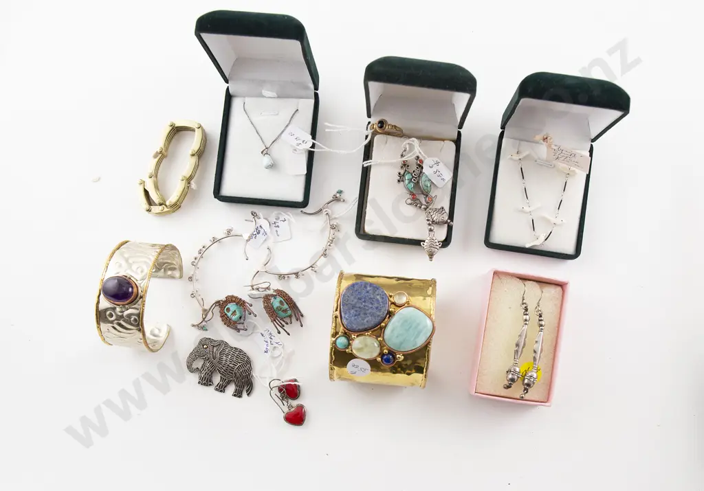 Collection of Modern Silver and Other Jewellery Image 1++