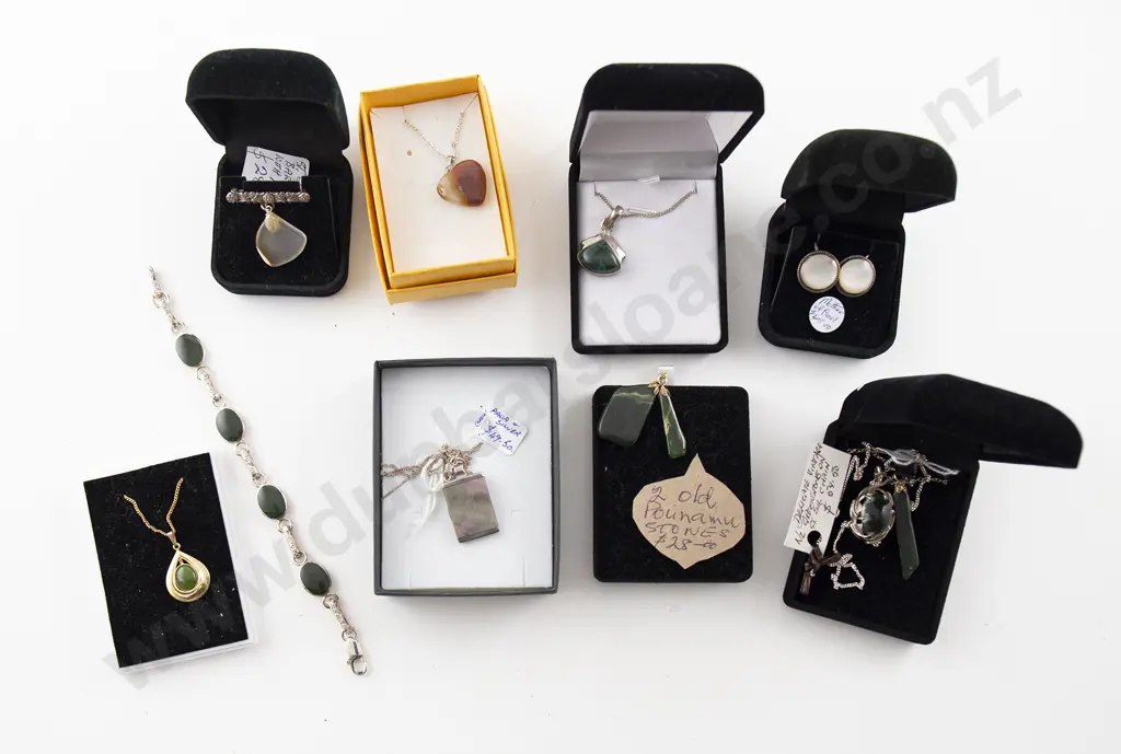 Mixed Collection Vintage and Modern Greenstone and Agate Jewellery Image 1++