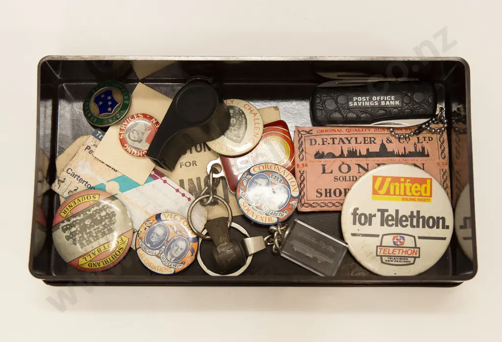 Royal Visit Bakelite Box and Assorted Buttons Image 1++