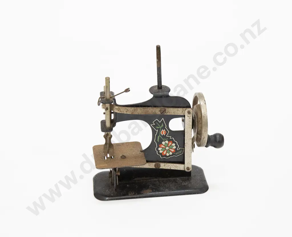 Miniature Vintage Sewing Machine Image 1++