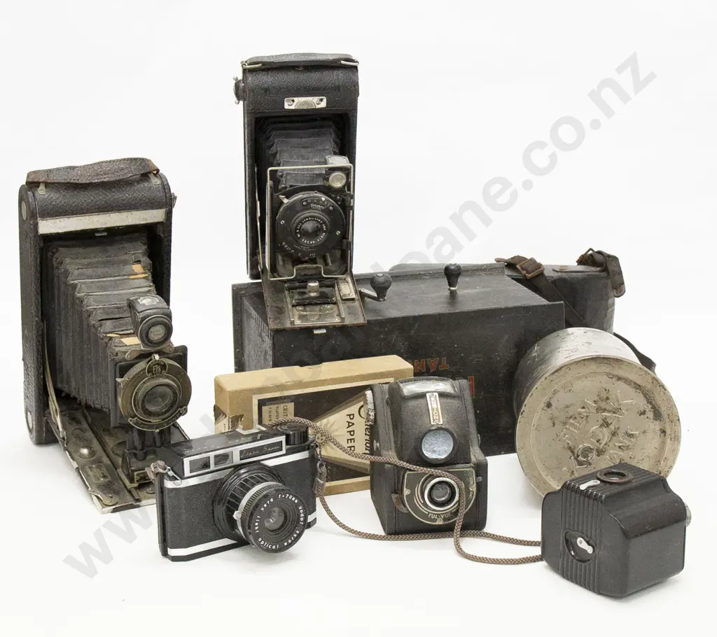 Quantity of Assorted Vintage Cameras Image 1++