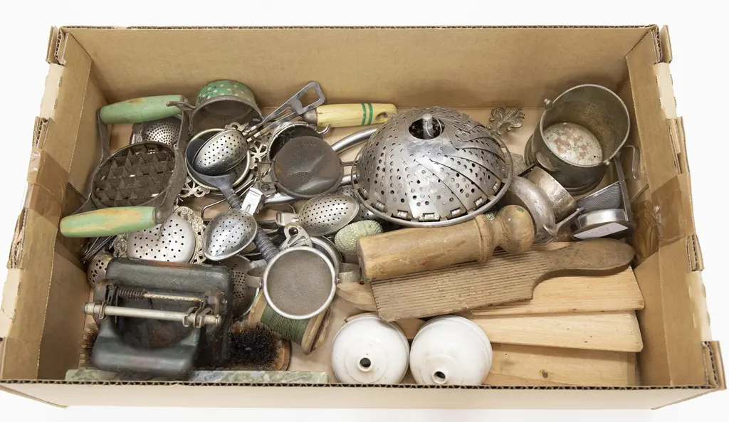 Box of Vintage Kitchenalia Image 1++