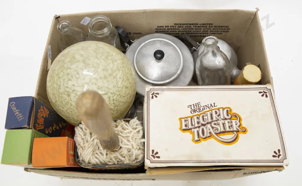 Box of Assorted Vintage Items Image 1++