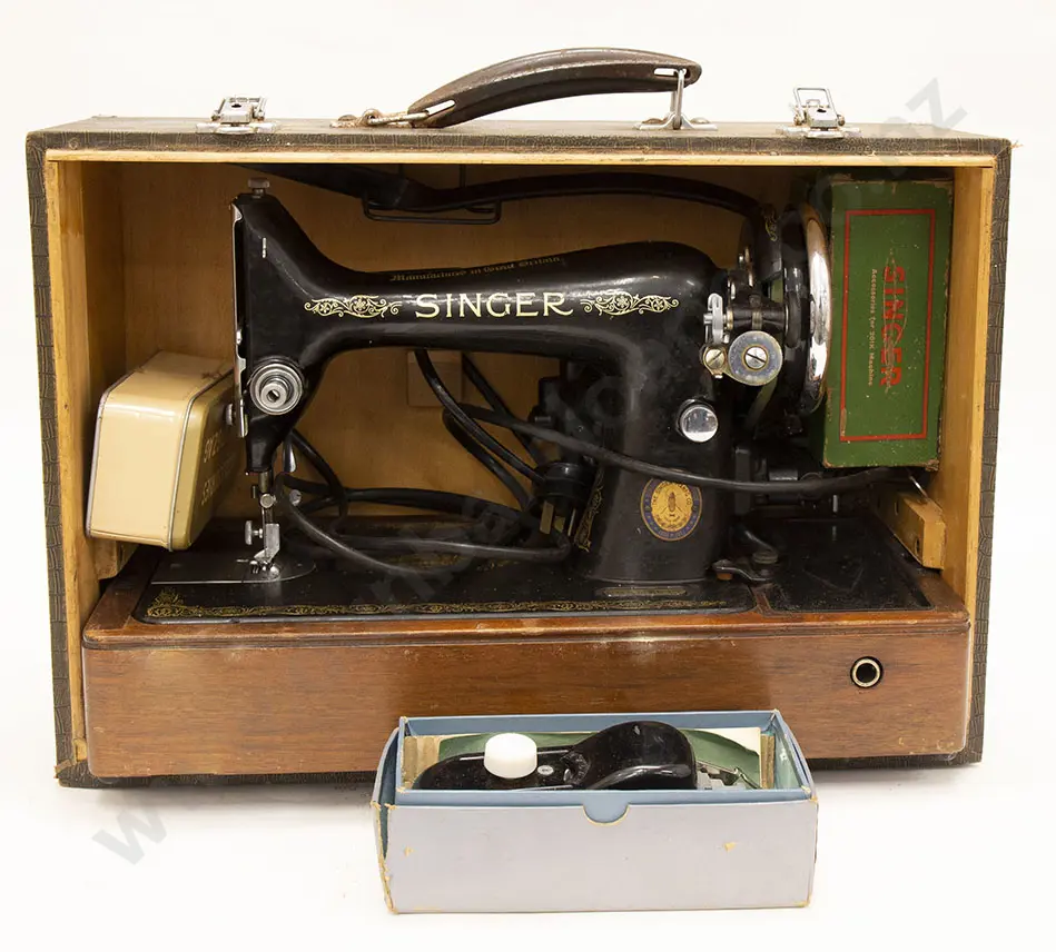 Tabletop Model Singer Sewing Machine with Accessories Image 1++
