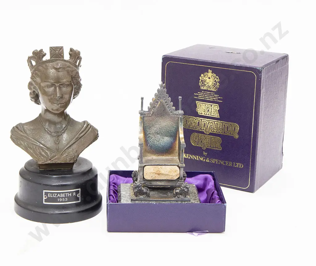 Desktop Bust QERII and Throne Model Image 1++