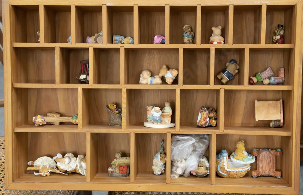 Collection Resin Teddy Bear Ornaments with Display Cabinet Image 1++