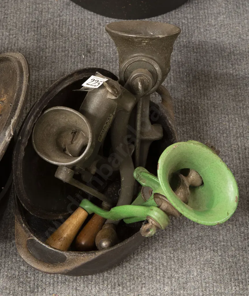 Colonial Cast Iron Cooking Pot and Mincers Image 1++