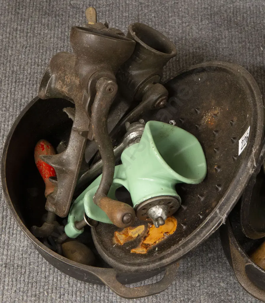 Colonial Cast Iron Cooking Pot and Mincers Image 1++