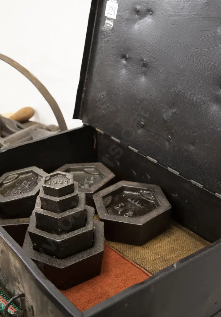 Various Avery Cast Iron Weights Image 1++