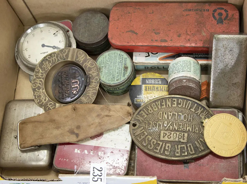 Various Tins Razors and Assorted Image 1++