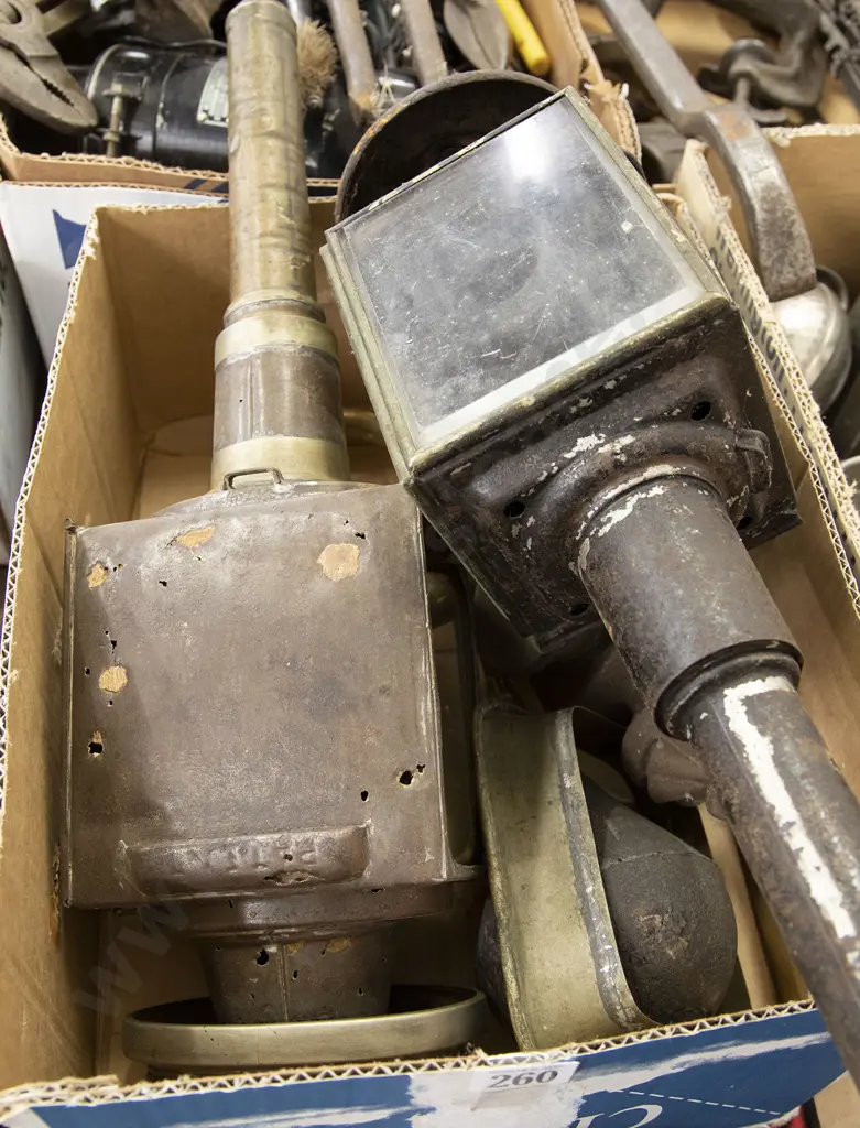 Three Antique Carriage Lamps and Vintage Car Horn Image 1++